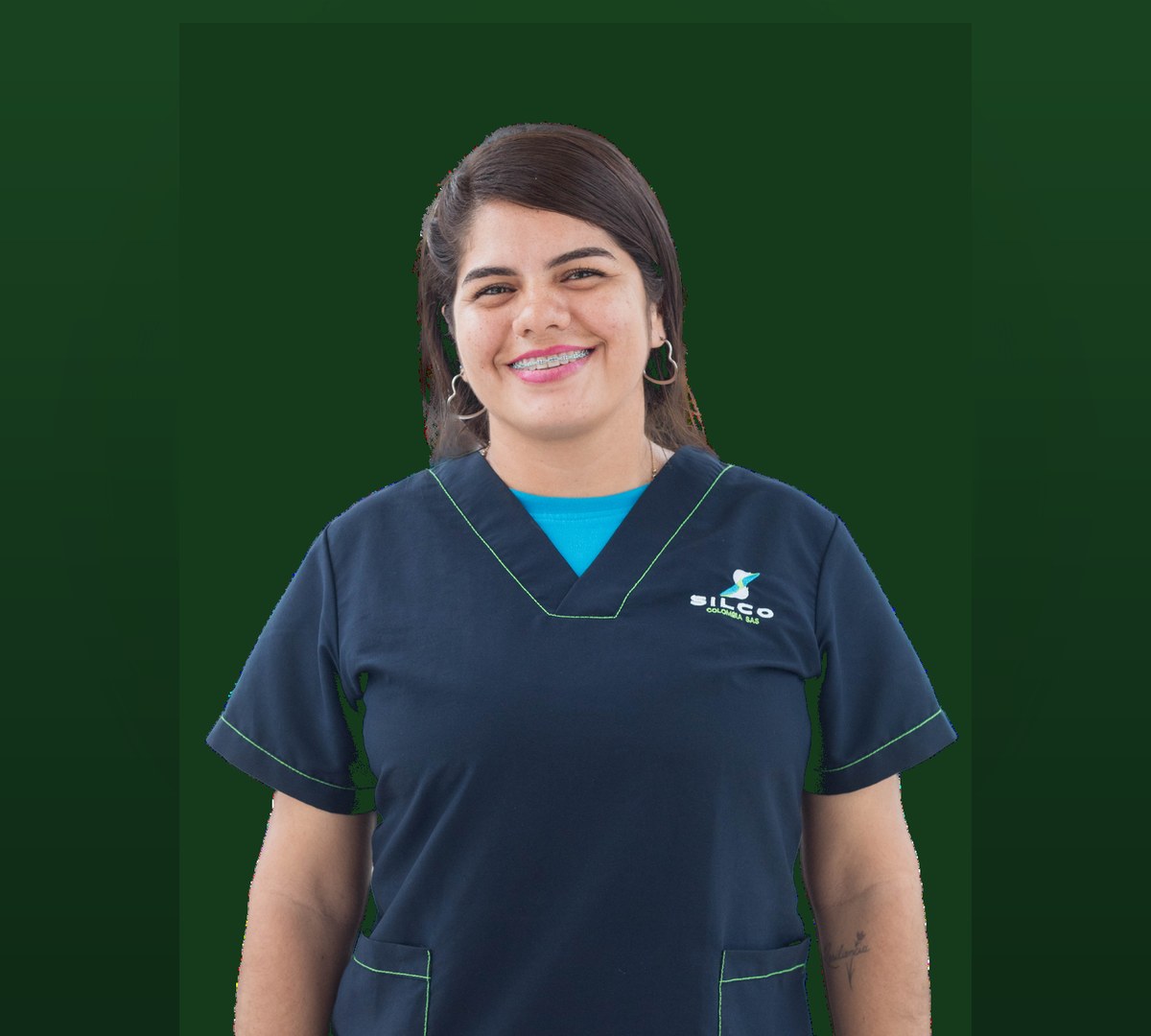 Auxiliar de Silco de Colombia con uniforme, servicios de aseo en salud